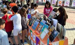 Los patios del CEIP Santo Ángel se inundan de literatura y solidaridad