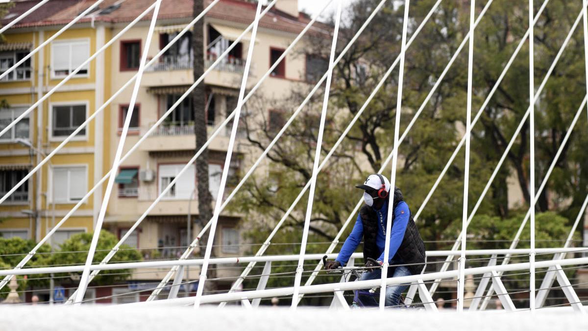 Un hombre en bicicleta cruza ayer la Pasarela Jorge Manrique de Murcia.