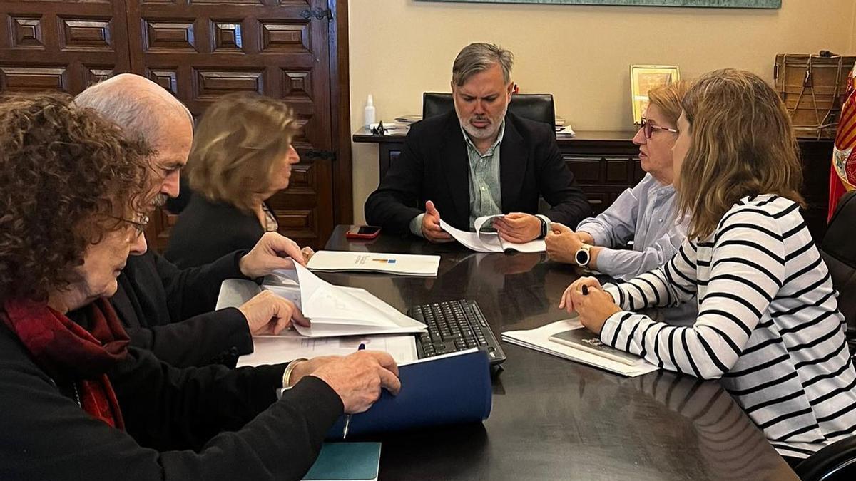 Reunión del ayuntamiento y la fundación Caja Extremadura por el museo del salón de otoño de Plasencia.