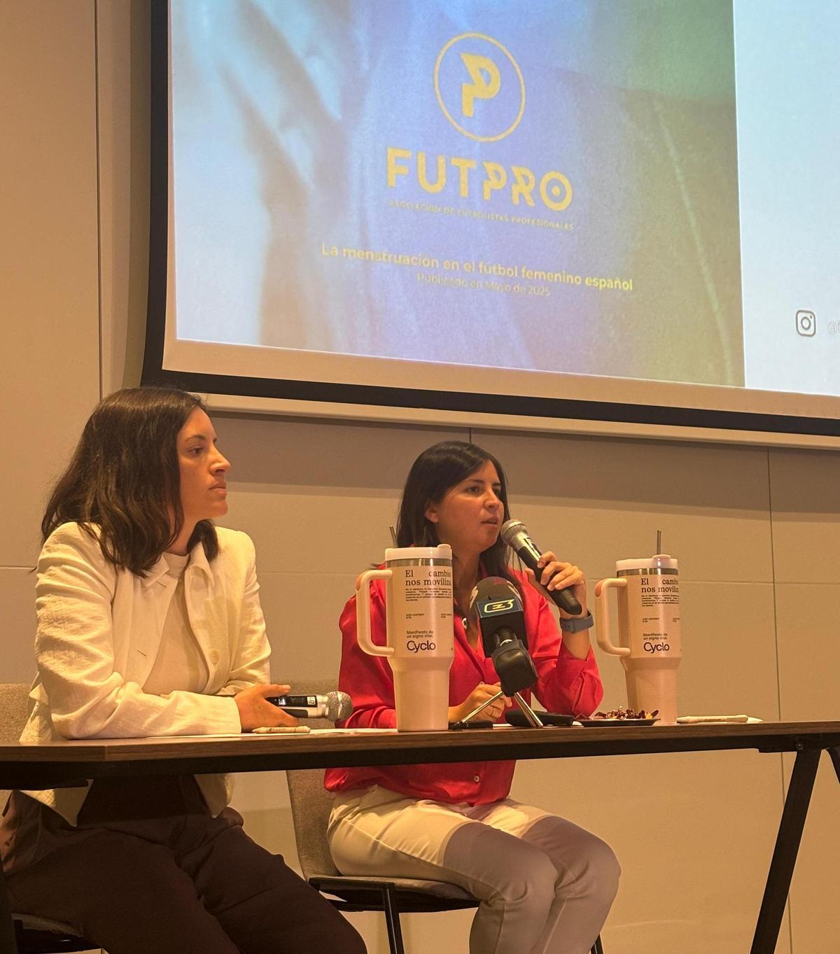 Amanda Gutiérrez, presidenta de FUTPRO, y Eugenia Mindurry, de Cyclo, durante la exposición del III Estudio FUTPRO