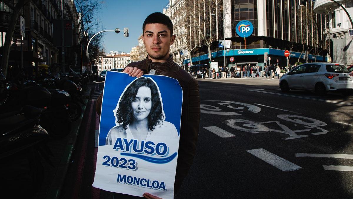 Víctor García, que ideó las pancartas en favor de Ayuso que se exhibieron en Génova, este lunes frente a la sede del PP.