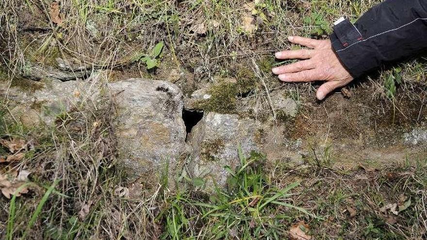 Posible tumba medieval junto a la iglesia. // Bernabé/Javier Lalín