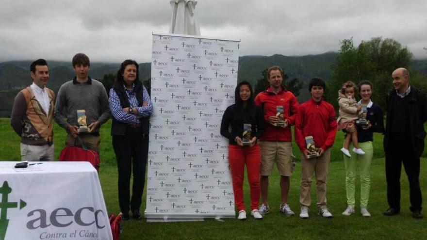 Los ganadores del torneo, tras la entrega de trofeos.