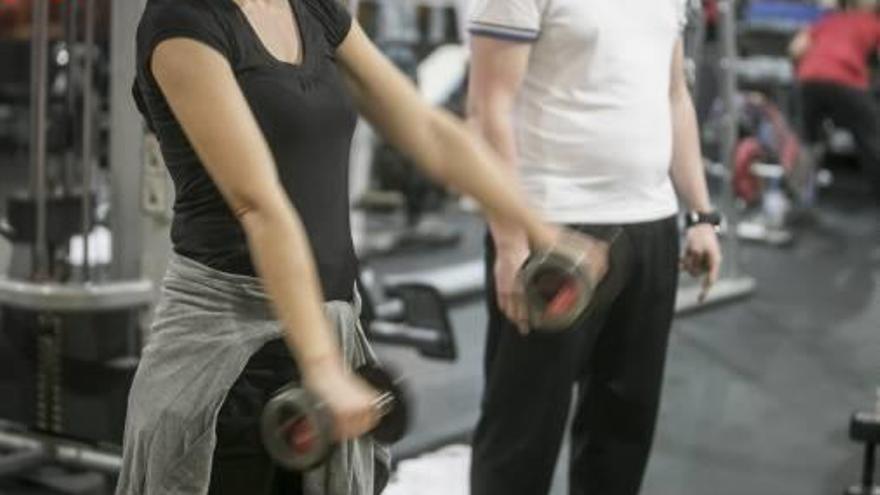 Una deportista realiza ejercicios en el gimasio.