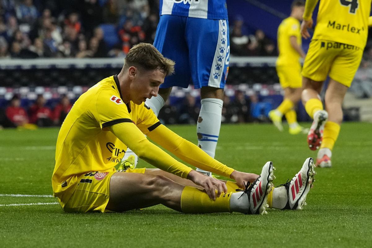 CORNELLÁ-EL PRAT (BARCELONA), 16/01/2026.- El delantero del Girona Vladyslav Vanat, en el suelo durante el partido de LaLiga entre el Espanyol y el Girona, este viernes en el RCDE Stadium. EFE/Enric Fontcuberta