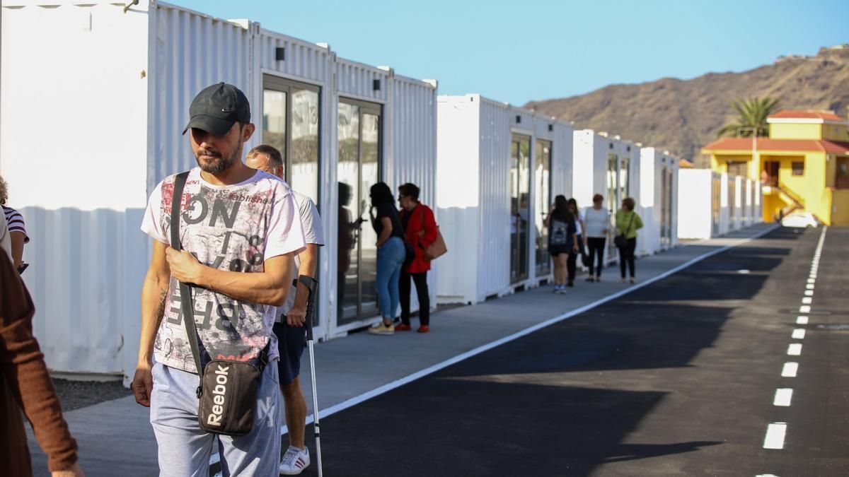 Imagen de archivo en la que aparece un grupo de personas en las viviendas contenedores de La Palma.