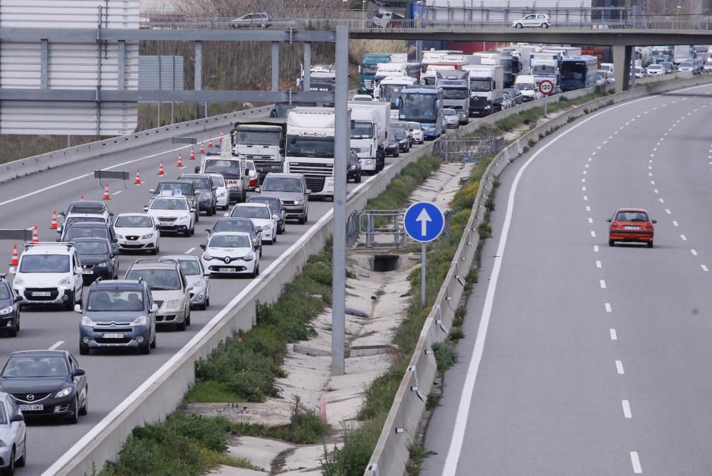 S''incendia un camió a l''AP7 a Salt i provoca cues a l''autopista