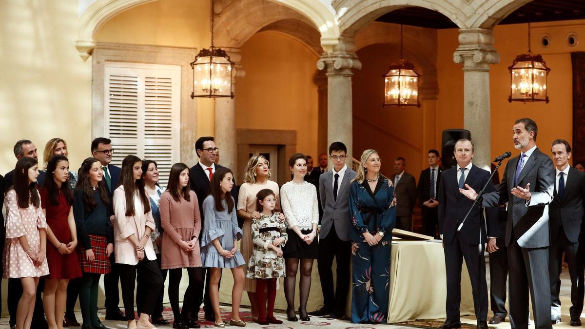 Felipe VI se dirige a los ganadores de una edición anterior del certamen.
