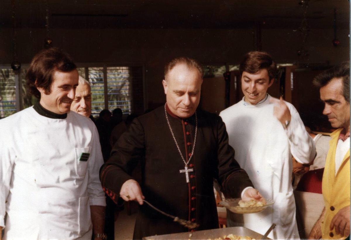 El auxiliar de enfermería (izq.), con el obispo de Málaga Ramón Buxarráis, durante una visita a San José hacia 1985.