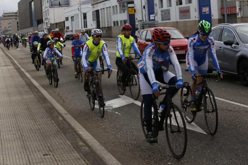 Decenas de ciclistas de todas las edades convergen en la ruta ''Bicis na primavera'' para disfrutar de un recorrido de varios kilómetros por Vigo.