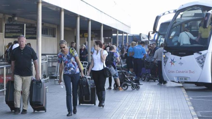 Turistas en el Aeropuerto de Gran Canaria. | quique curbelo