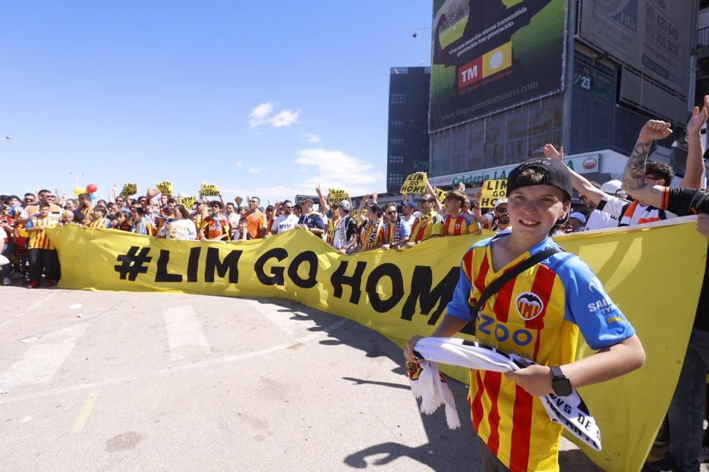 La afición del Valencia CF ante el Elche