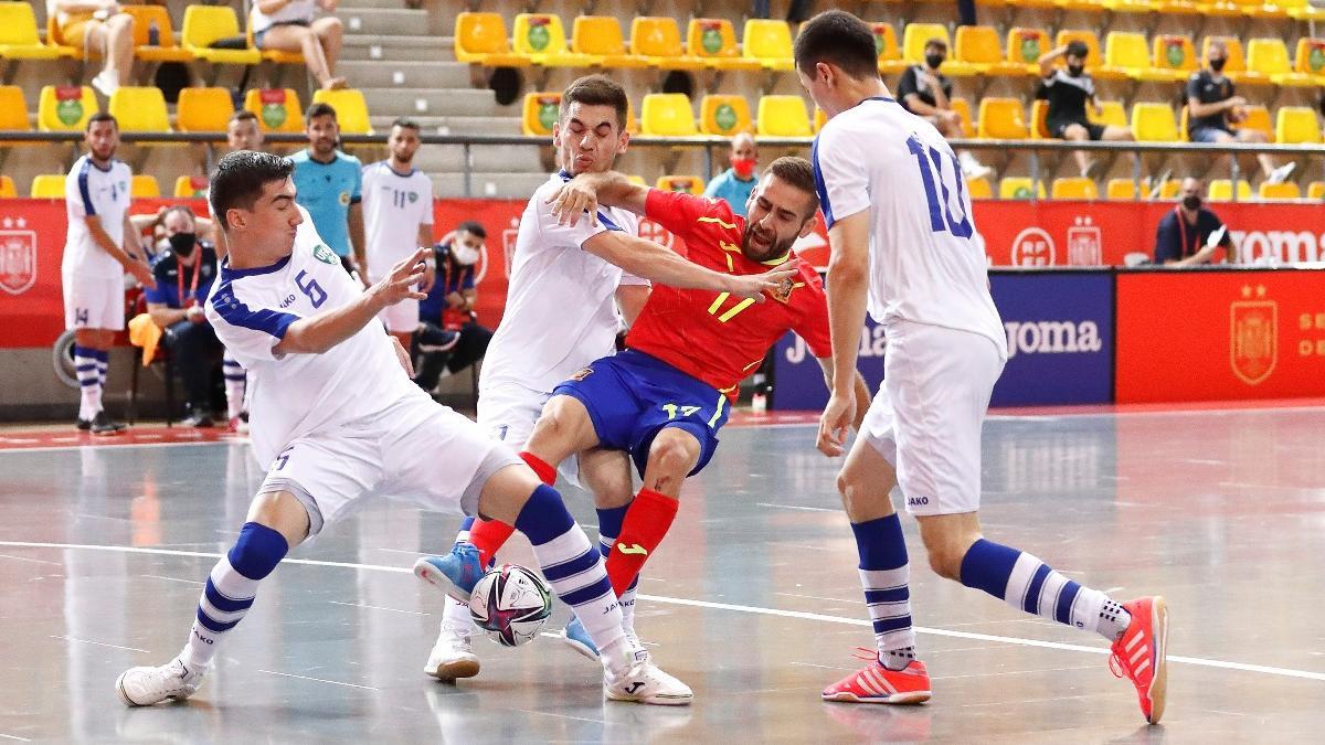 Cecilio intenta controlar el balón ante tres rivales.