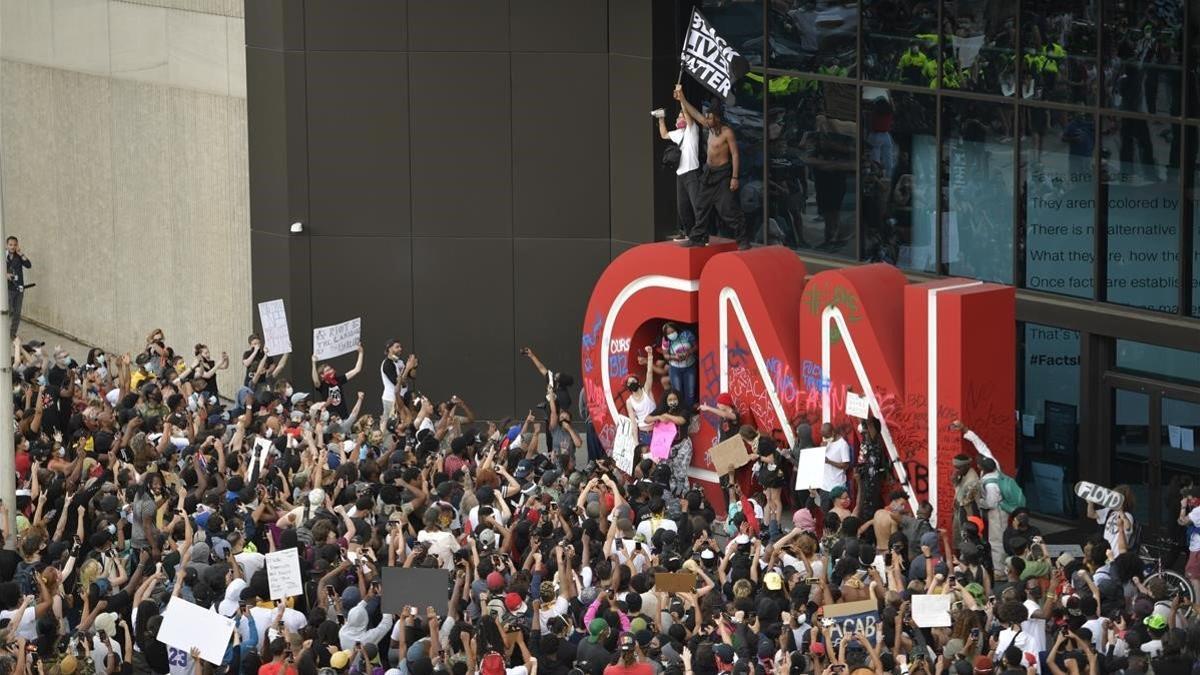 Manifestantes pintan la fachada de la sede de la CNN en Atlanta.