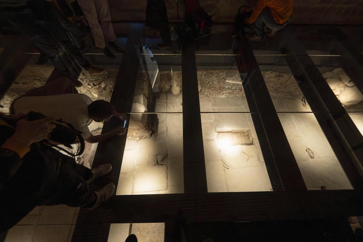 El pavimento fundacional de Barcelona sale a luz en las obras de un hotel