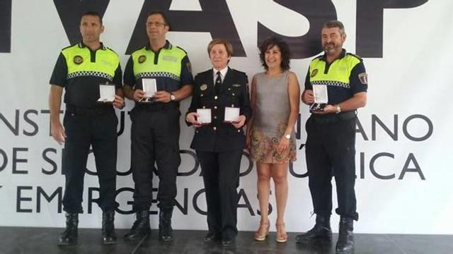 Condecoran a la intendente jefe de Villena y a siete agentes de la plantilla