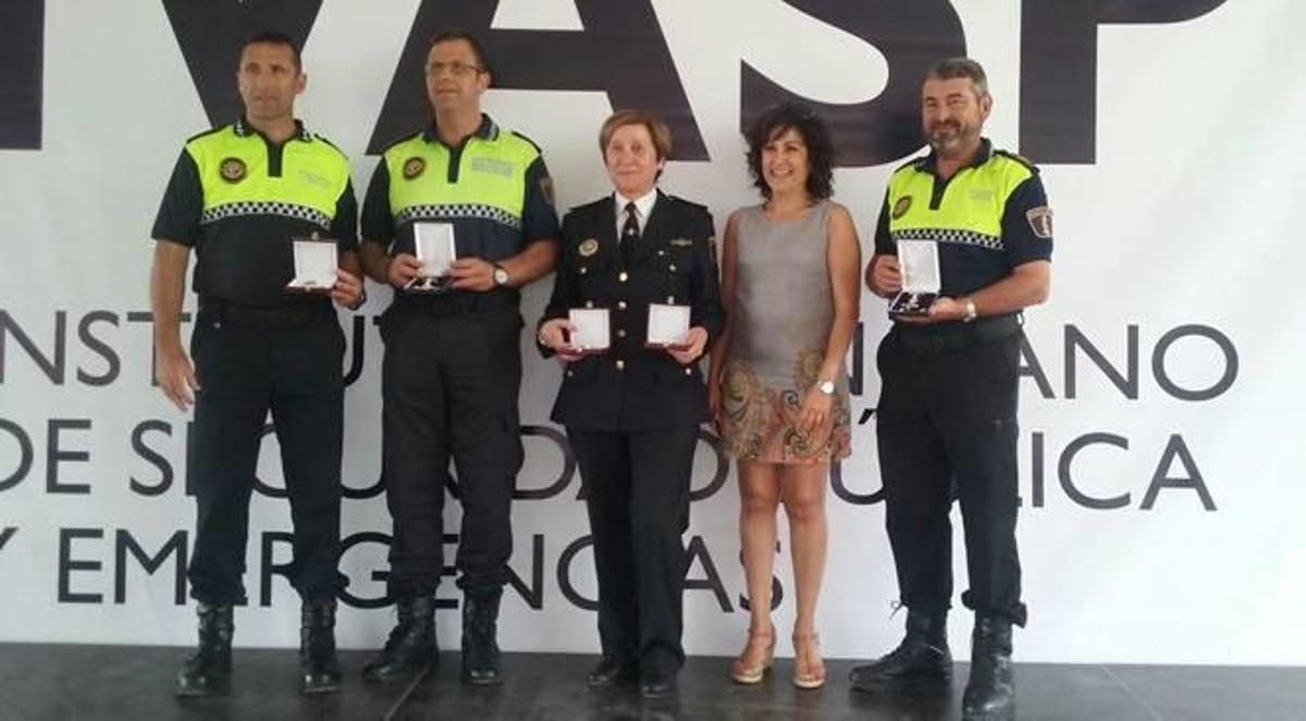 Condecoran a la intendente jefe de Villena y a siete agentes de la plantilla