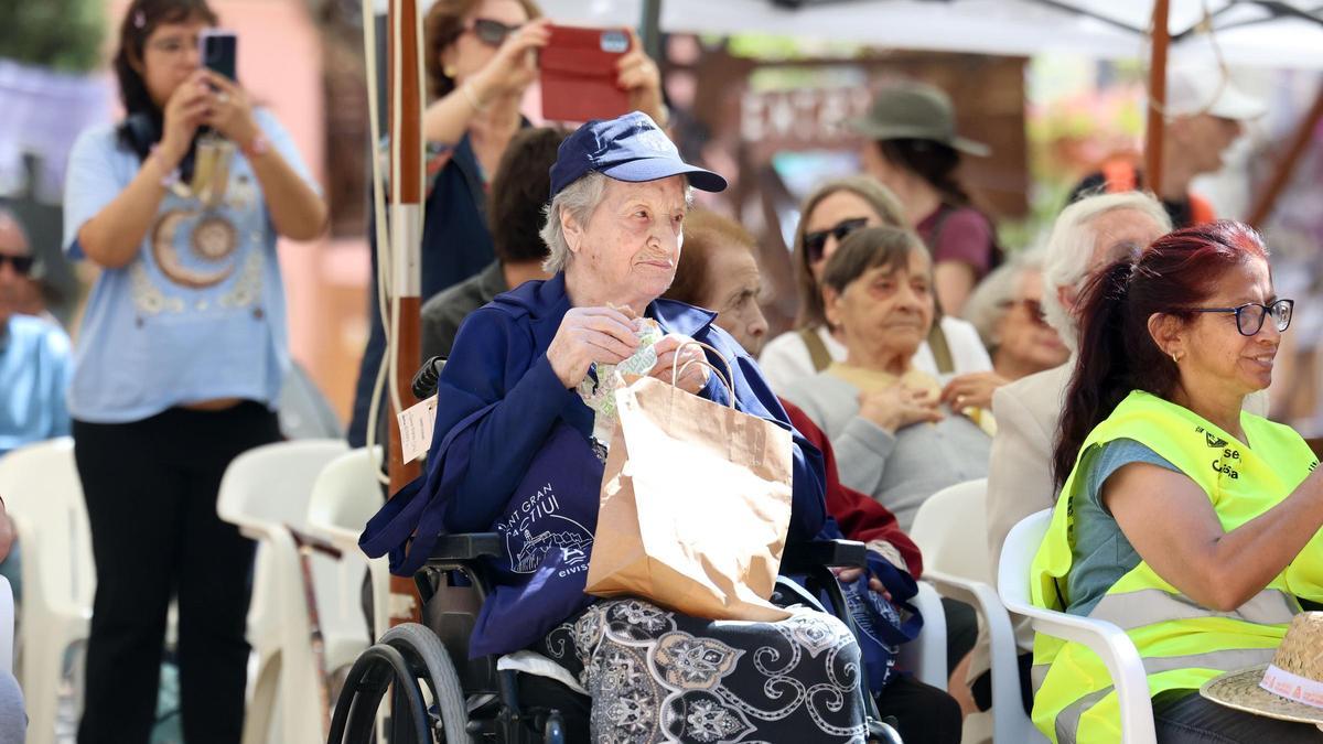 Visita de los mayores a la feria Ibiza Medieval