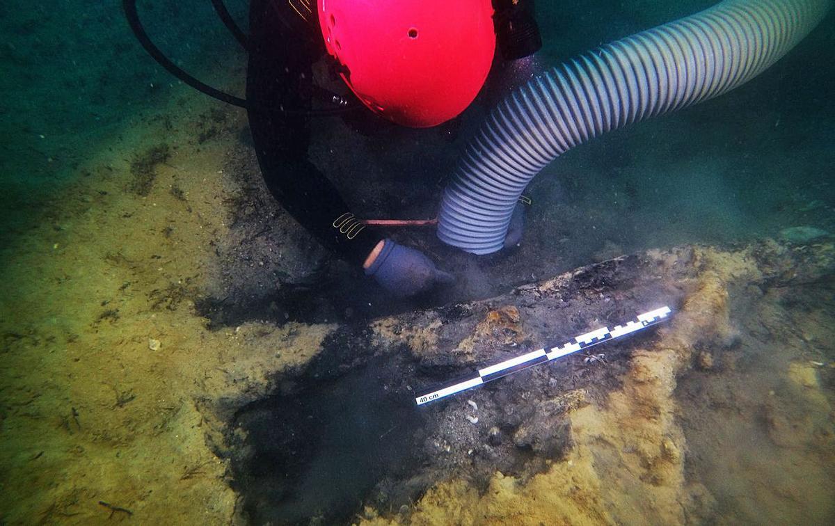 Para desenterrar la quilla del barco, el equipo tuvo que aspirar la arena que lo cubría. | J.A. MOYA