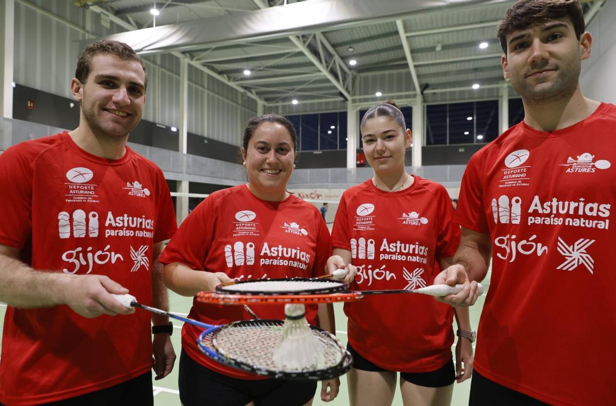 Por la izquierda, Lucas Suárez, Laura Fernández, Iria Pinto y Pelayo Pinto, en el entrenamiento del Bádminton Astures ayer en el pabellón de La Tejerona. |