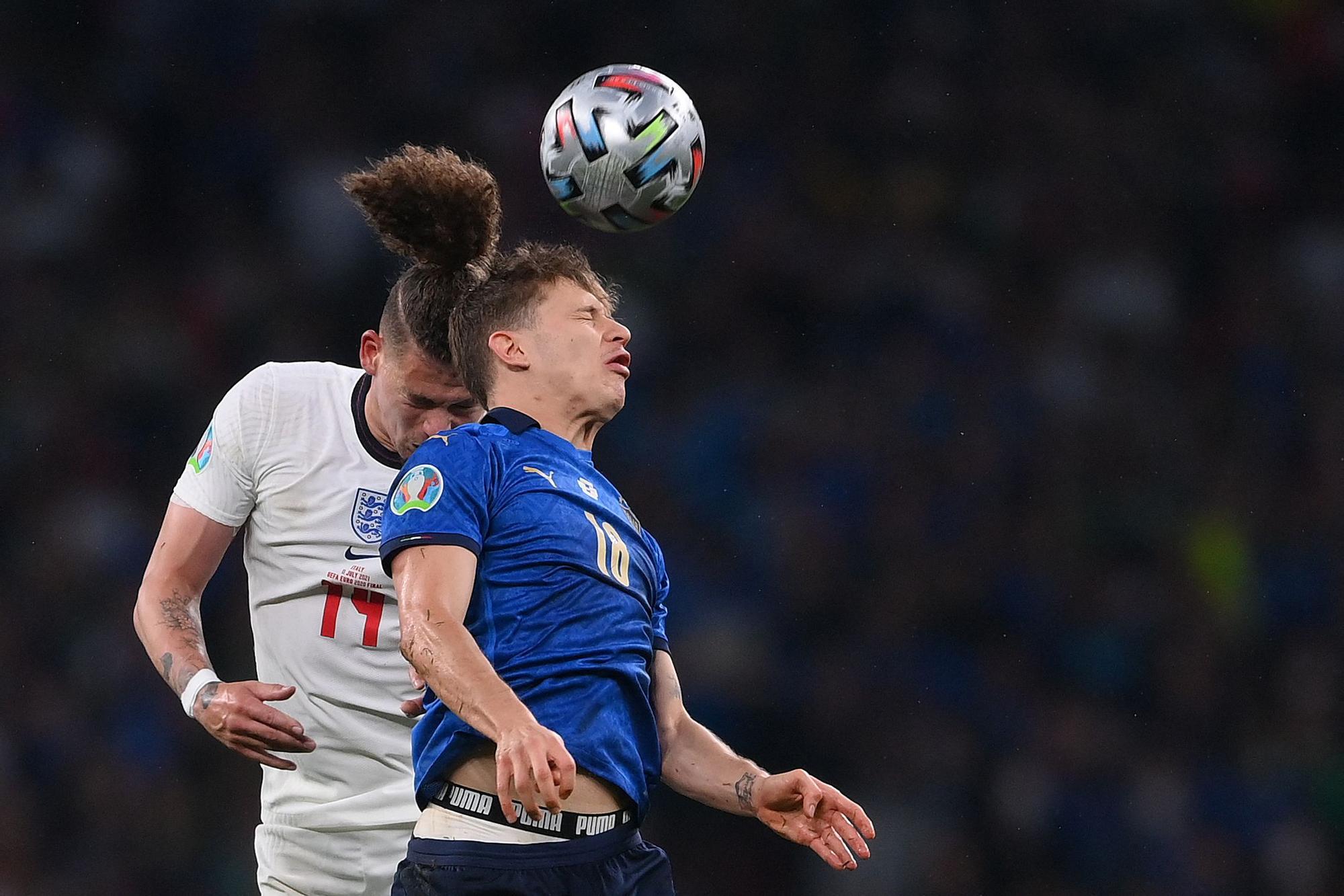 Barella recibe un cabezazo en la última Eurocopa.