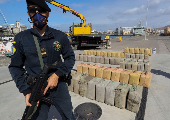 Desembarco en el Puerto de La Luz de los 18.000 kilos de hachís del pesquero ‘Albatros Guard VSL’