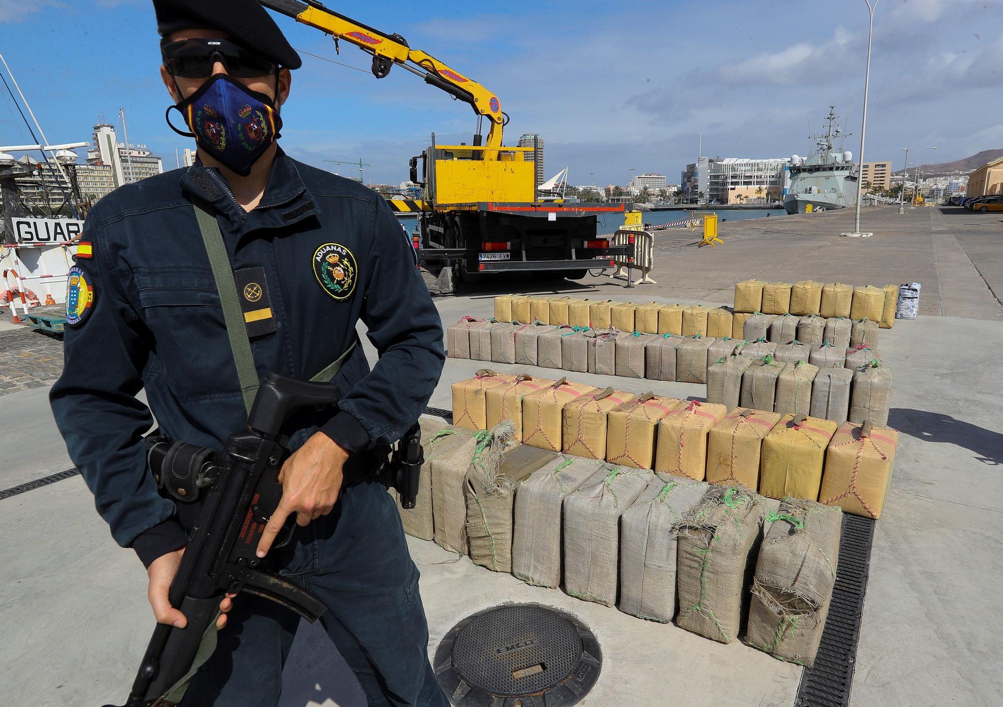 Desembarco en el Puerto de La Luz de los 18.000 kilos de hachís del pesquero  ‘Albatros Guard VSL’