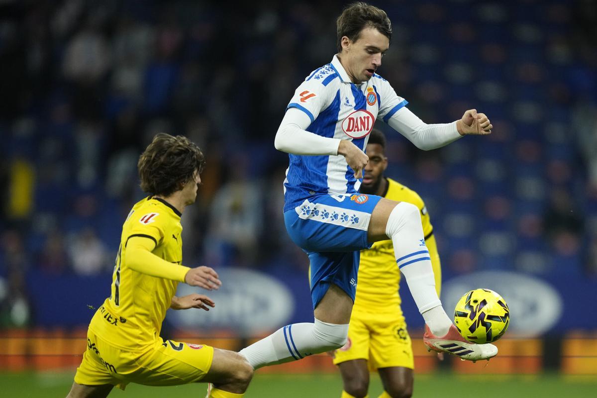 CORNELLÁ-EL PRAT (BARCELONA), 16/01/2026.- El centrocampista del Espanyol Pol Lozano (d) controla el balón ante el centrocampista del Girona Bryan Gil durante el partido de LaLiga entre el Espanyol y el Girona, este viernes en el RCDE Stadium. EFE/ Enric Fontcuberta