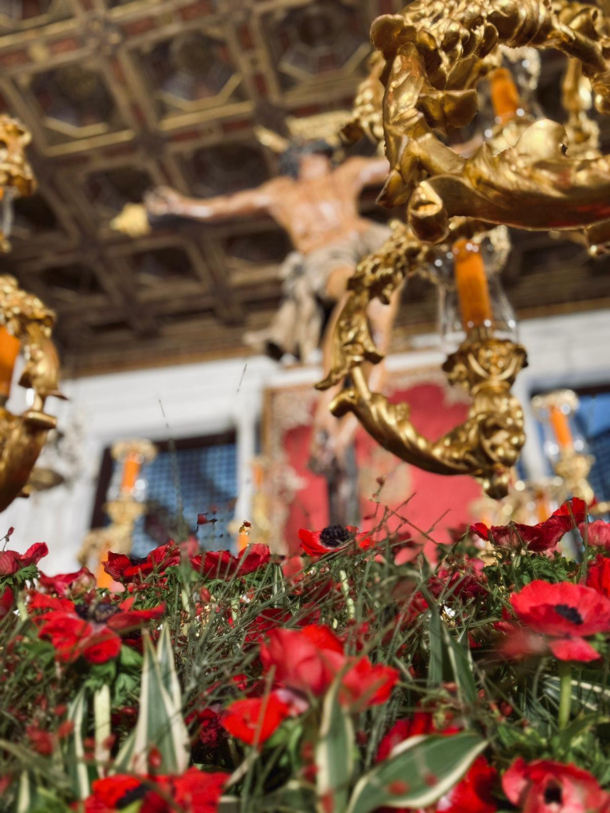 Un campo de anémonas rojas para el Cristo de la Expiración de la Hermandad del Museo.