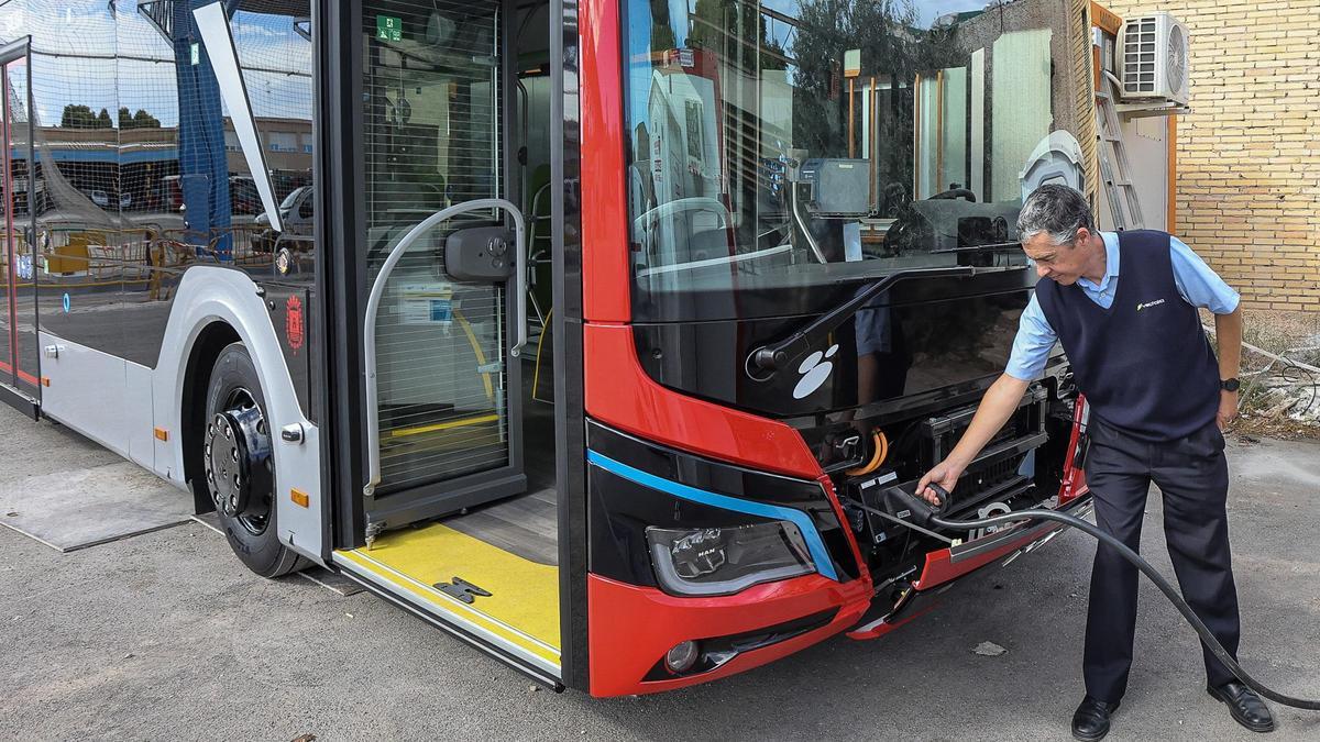 Un empleado del servicio de Transporte muestra el sistema de carga de los nuevos autobuses.