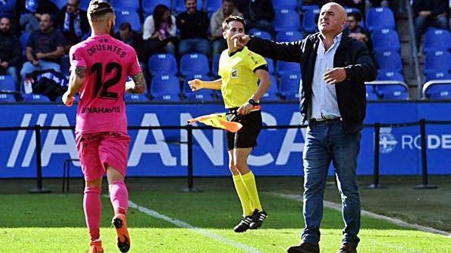 Luis César, el domingo en la banda de Riazor durante el partido contra el Málaga.