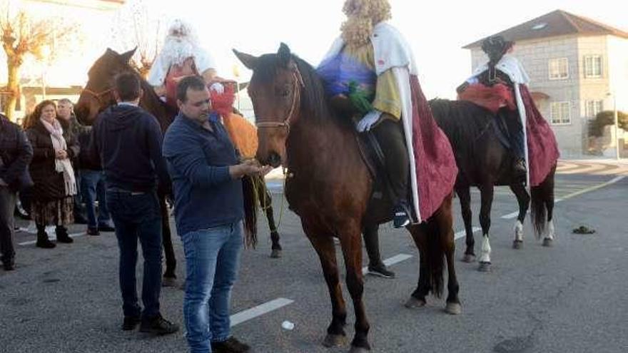 Los Reyes Magos en A Illa antes de la caída de Gaspar. // Noé Parga