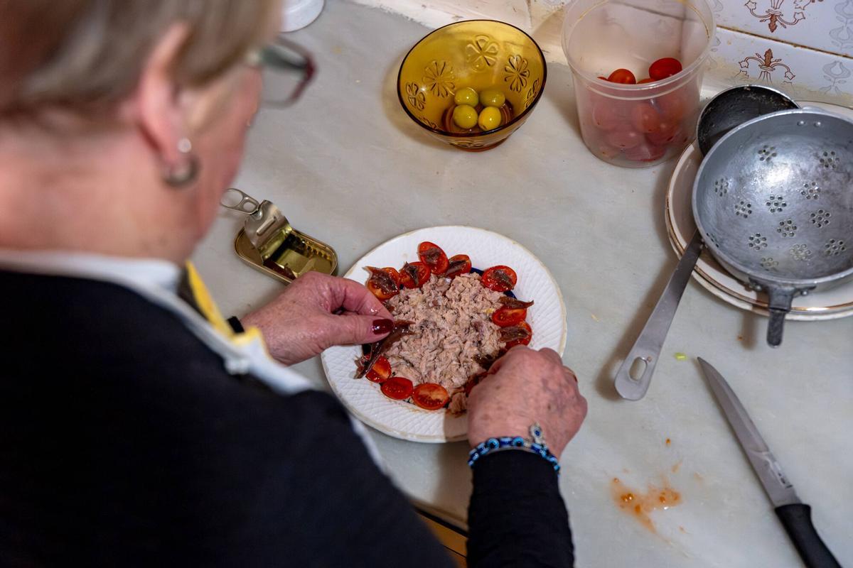 Imagen de recurso de abuela cocinando, para el tema del día de "la revolución sostenible de las abuelas"