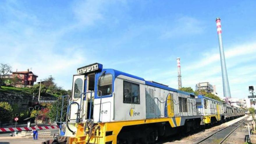 Un tren carbonero de Feve, junto a la central térmica de Soto de Ribera.