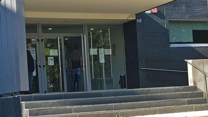 Uno de los acusados, esta semana, entrando en las dependencias de los juzgados de Cangas.