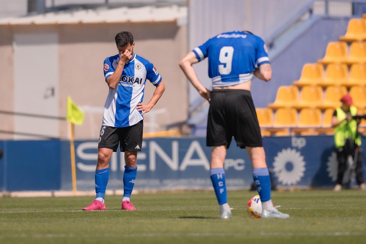 Alberto Toril, de espaldas, y Fede Vico, de frente, tras el varapalo del Hércules en Alcorcón (0-4).
