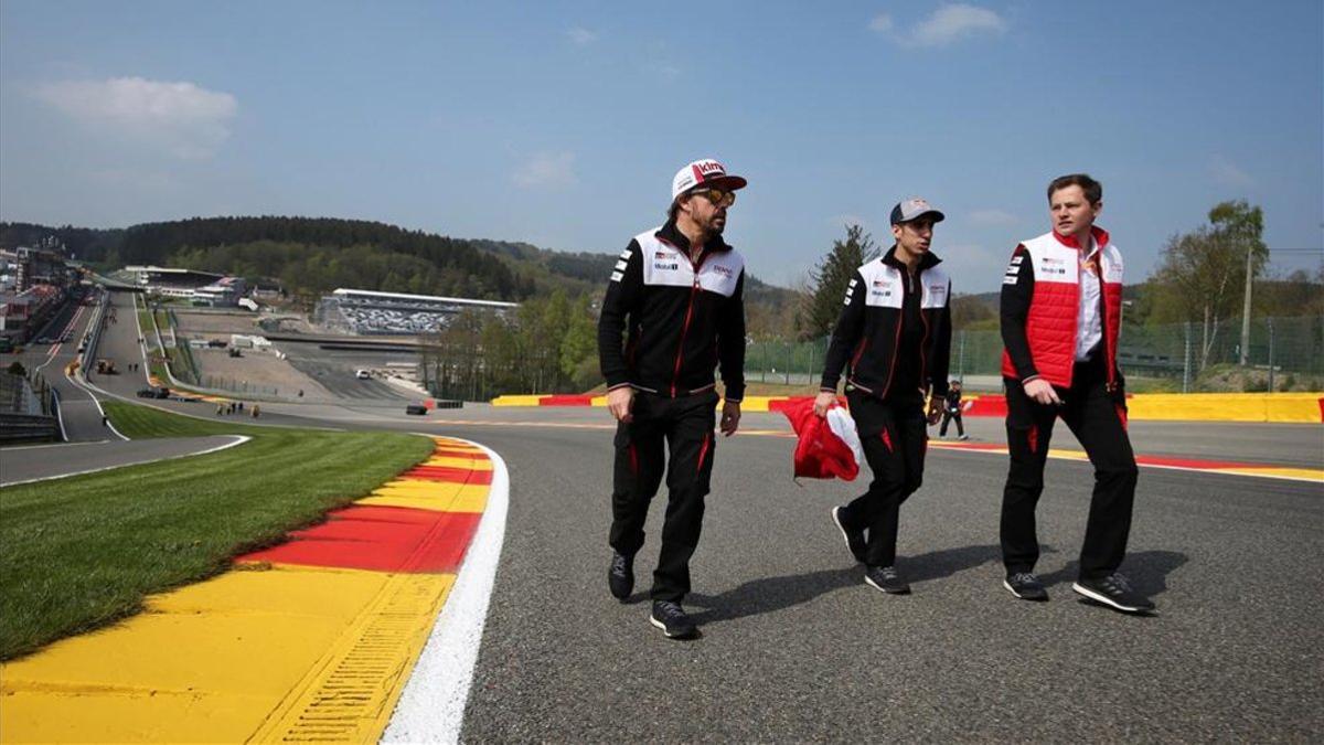 Alonso, dando una vuelta al circuito de Spa con Buemi y un ingeniero