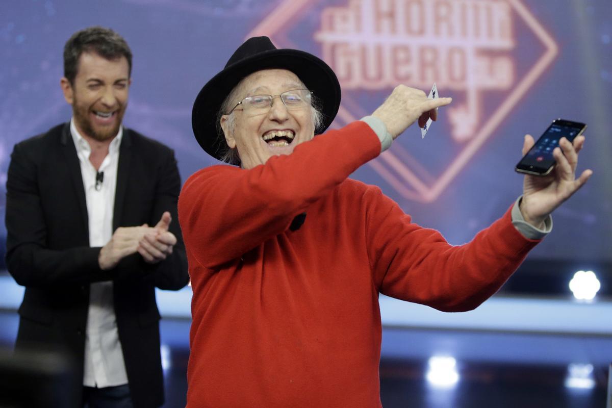 Juan Tamariz, siempre con una sonrisa, sacando una sonrisa