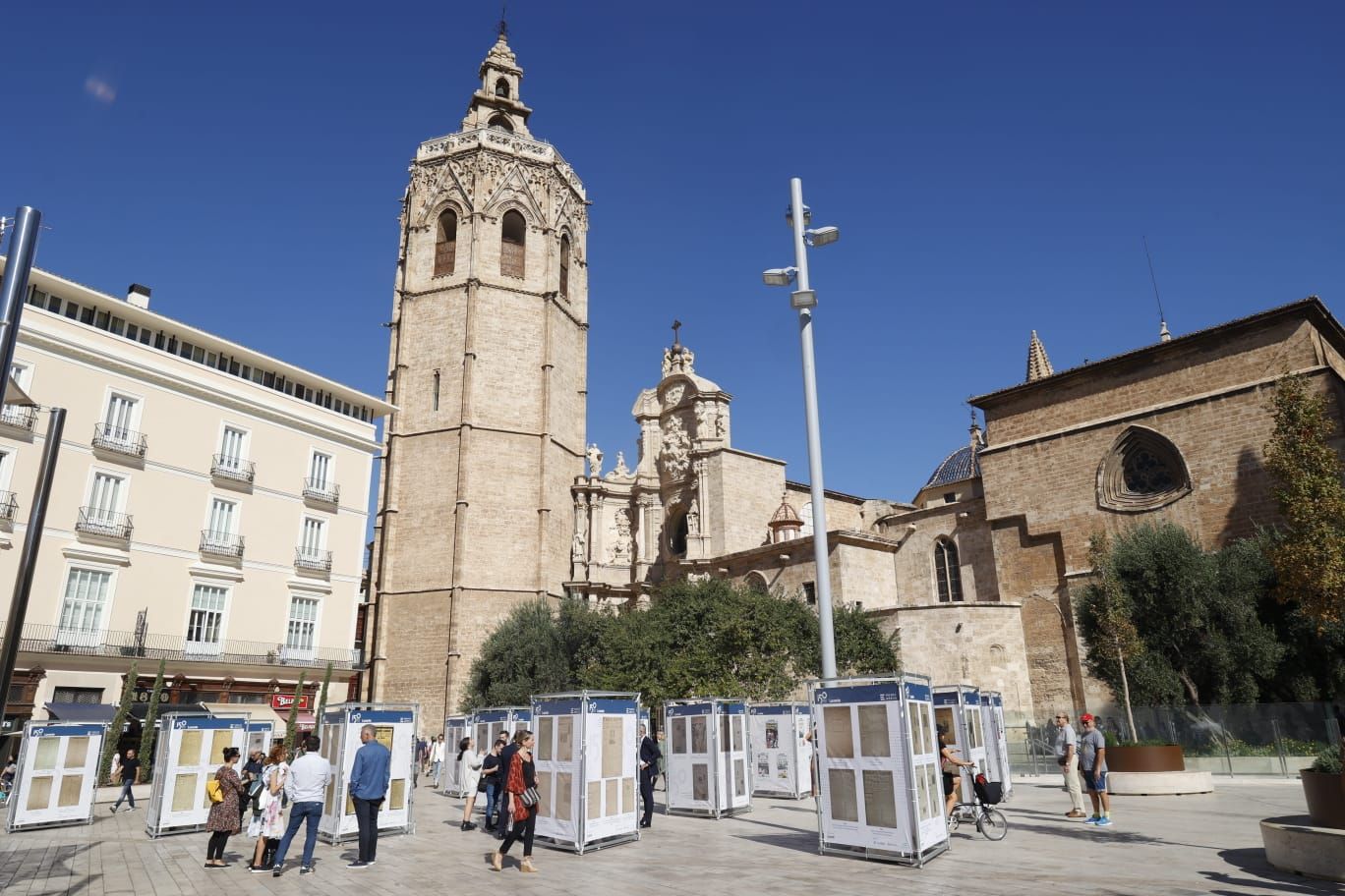 Levante-EMV expone 150 portadas para la historia en la plaza de la Reina