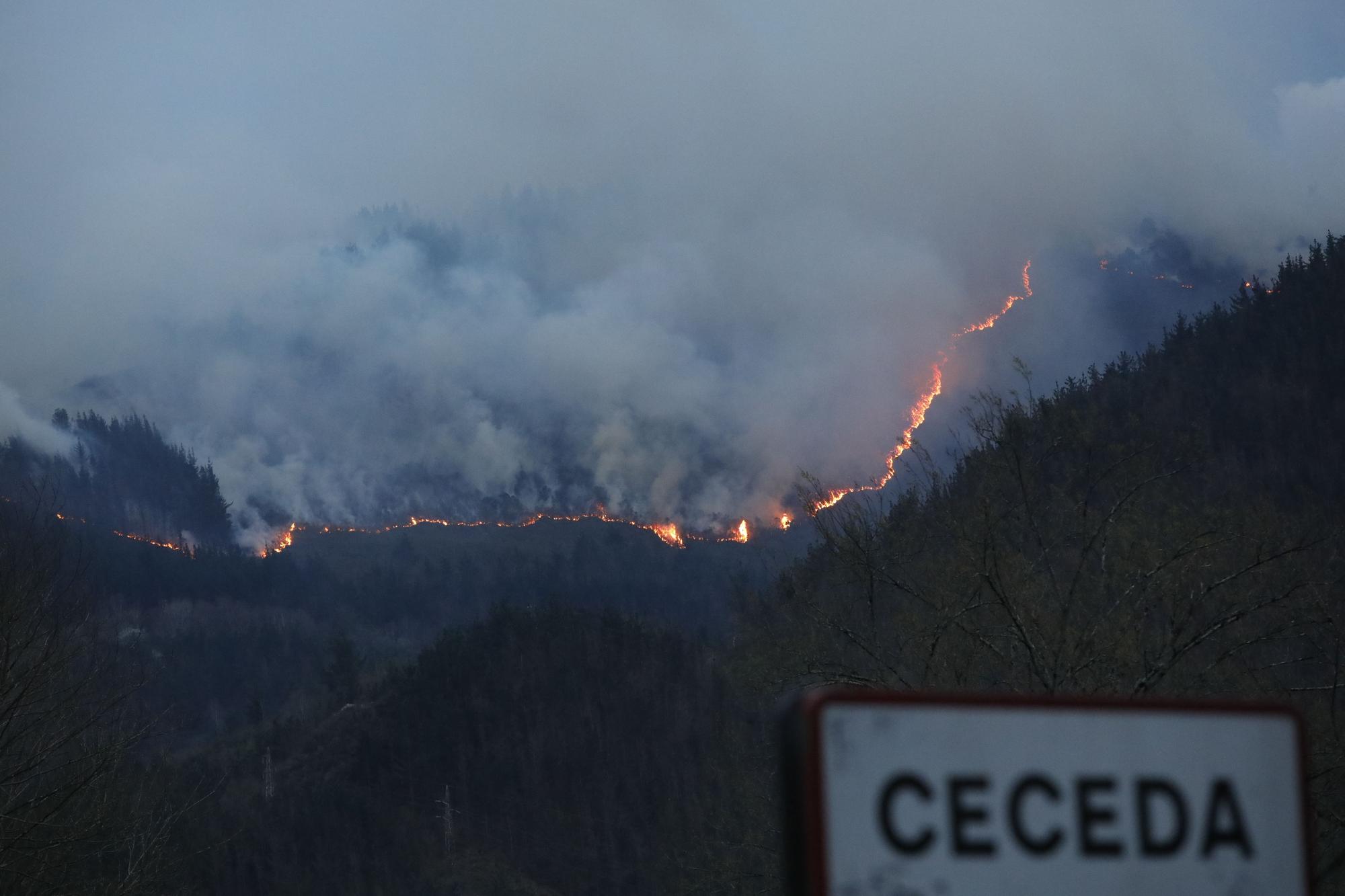 El incendio del monte de Carancos visto desde Ceceda