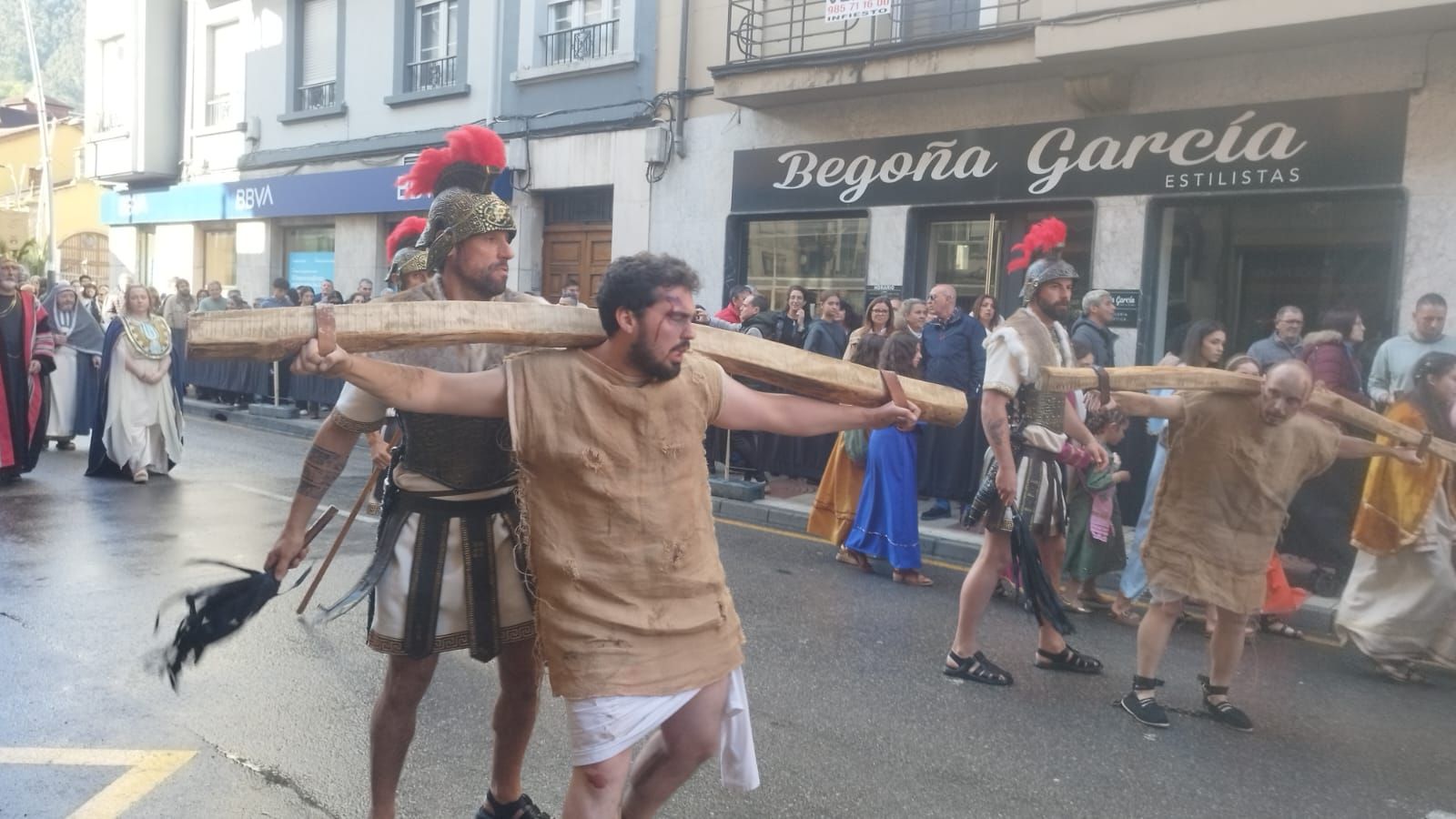Infiesto vive con pasión su Via Crucis viviente