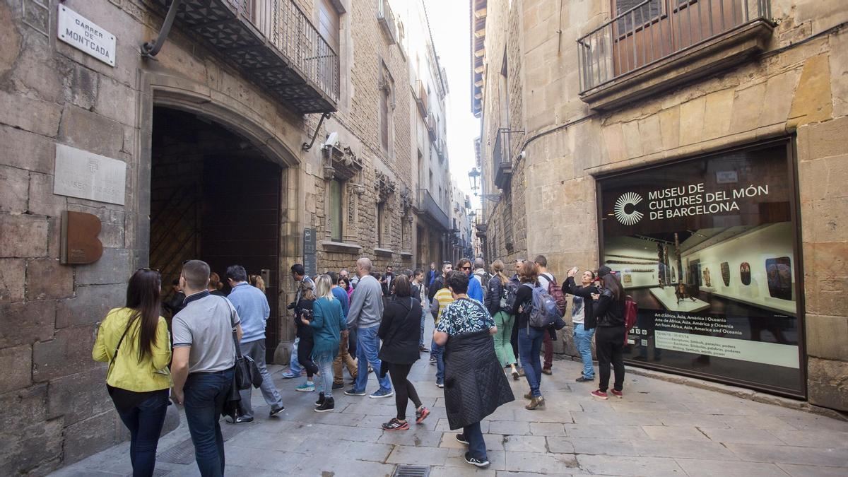 Barcelona 18/11/2015 comercios culturales galerias de arte y museos en el carrer montcada en la foto museu picasso i museu de cultures del món de barcelona Foto Ferran Nadeu