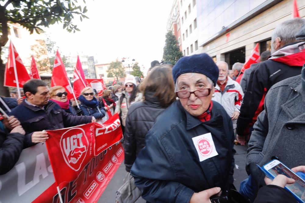 Manifestación de los jubilados frente a la sede de la Seguridad Social