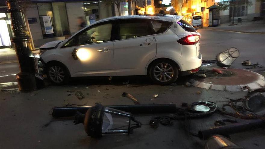 Arranca una farola de una rotonda en Segorbe