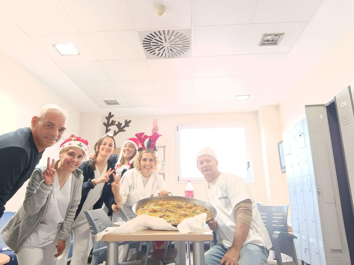 Personal de guardia del centro de salud del Grau cocinó paella de 'pilotes'.