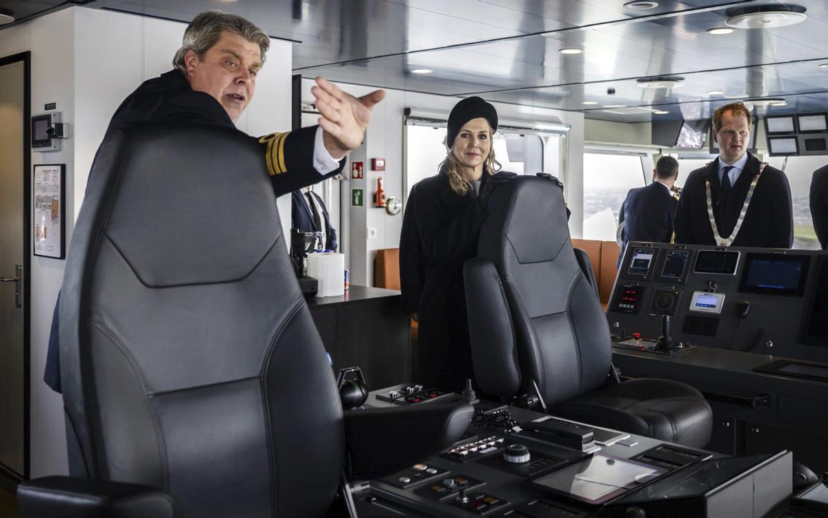 Personal del NIOZ muestra a la reina Máxima la timonera del buque "Anna Weber-Van Bosse",  fabricado por Armón.