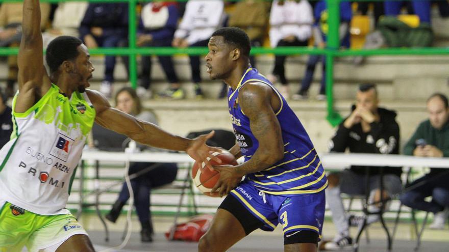 Shaun Willet, con la pelota ante Albacete en el último choque en el Pazo. |  // IÑAKI OSORIO