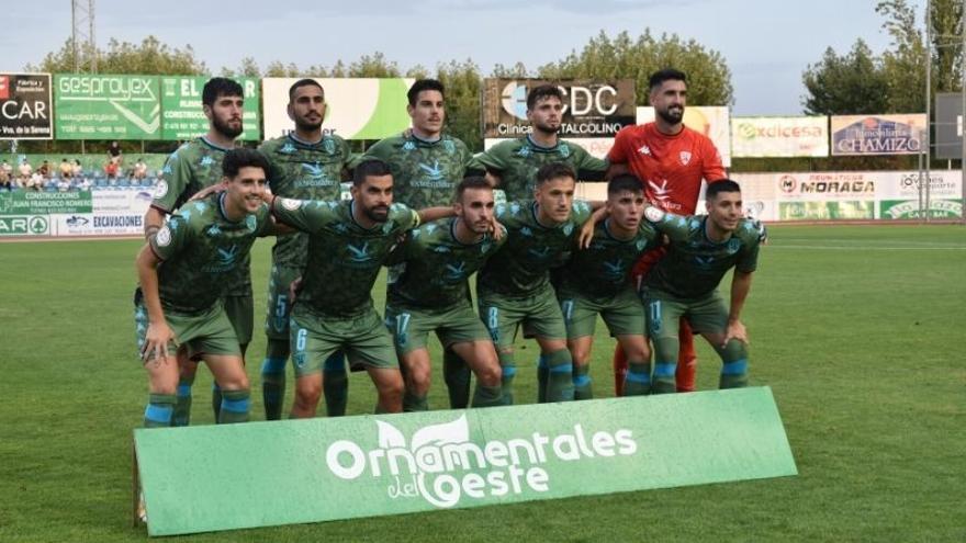 Los jugadores del Villanovense posan ante los medios gráficos antes del partido amistoso contra el Badajoz.