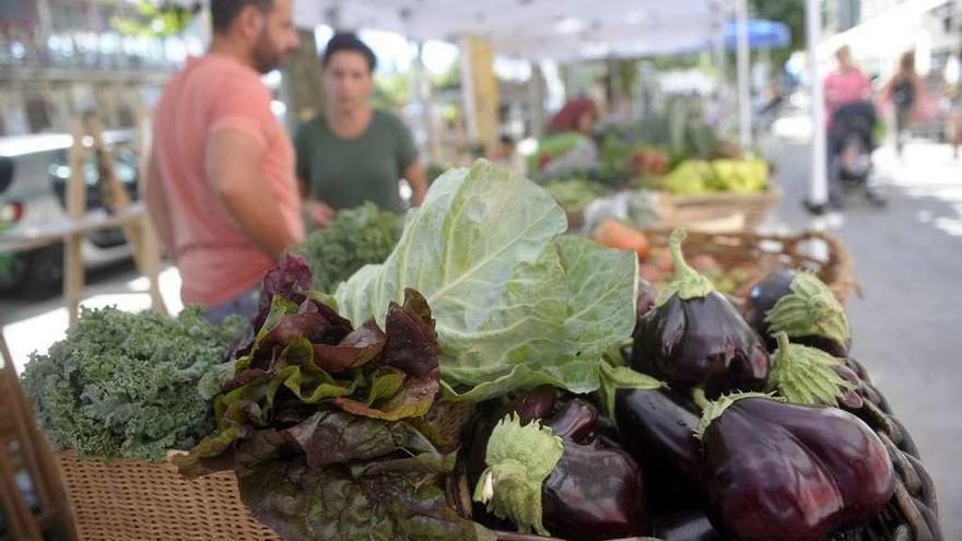 Verduras a la venta en un mercado de la localidad de Sada. // Carlos Pardellas