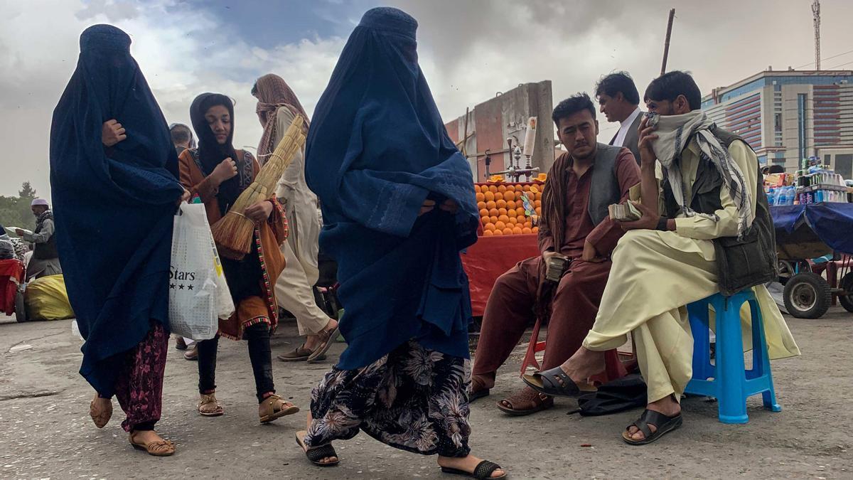 Las mujeres afganas deben usar un burka que las cubra por completo en público, advirtiendo a los tutores masculinos de las mujeres que serán responsables ante la ley si las mujeres no siguen las nuevas restricciones.